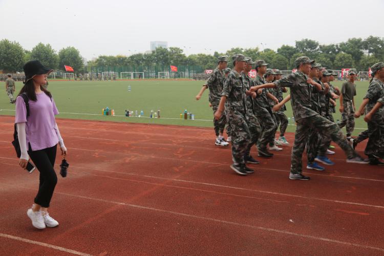 孙楚清老师陪学生会操