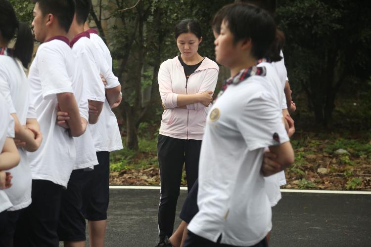 刘新月老师陪学生军训