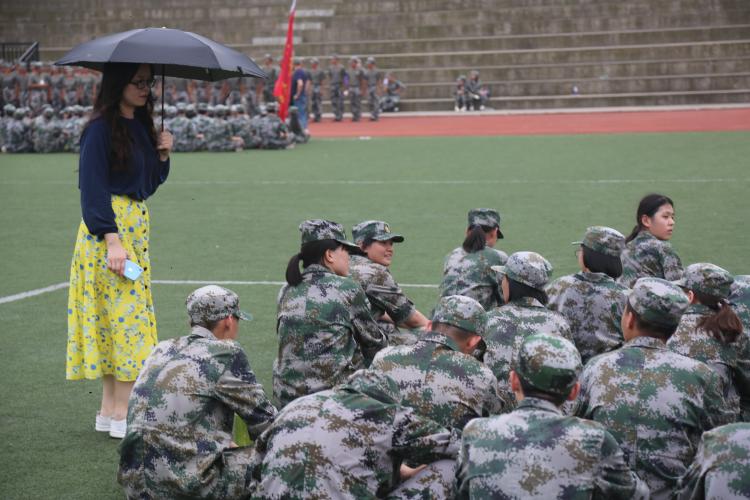 闵轶老师观看学生训练