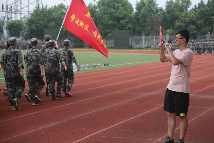 赵泽旭老师为学生拍照