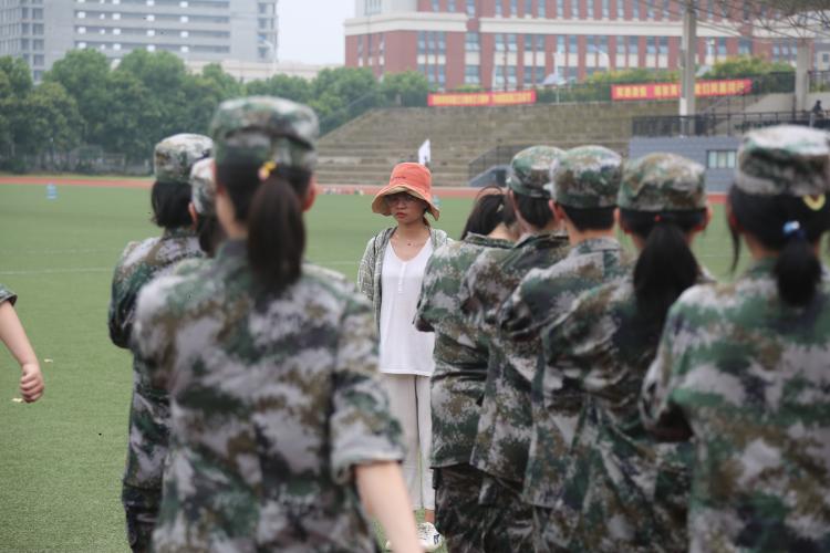 吴青霞老师陪学生训练