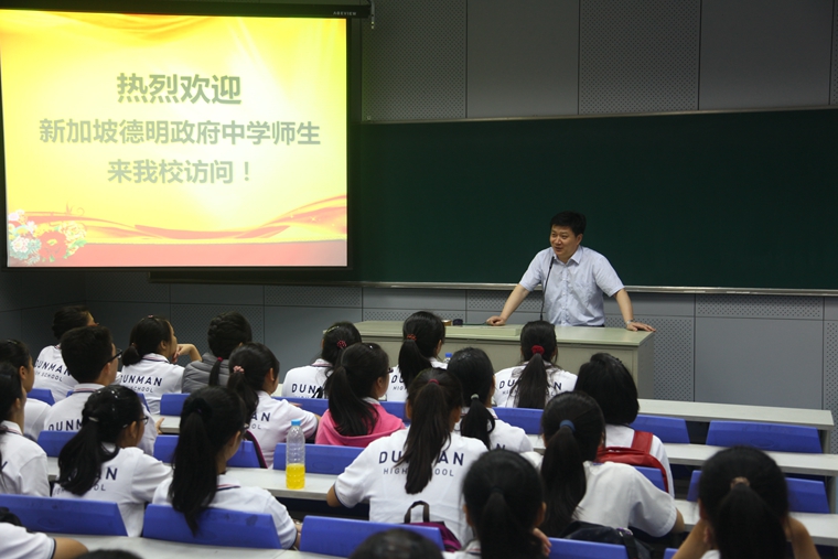 蒋桂林副校长介绍学校