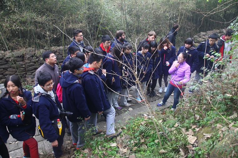 盱眙观测站黄主任在介绍铁山寺国家森林公园