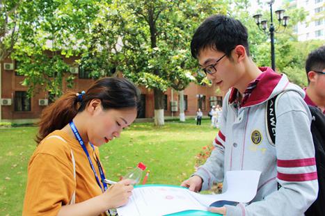 学生在做问卷调查