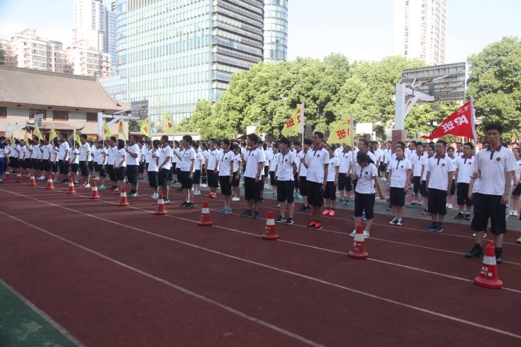 全体师生齐聚操场参加开学典礼