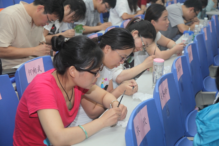 学员们认真练习篆刻