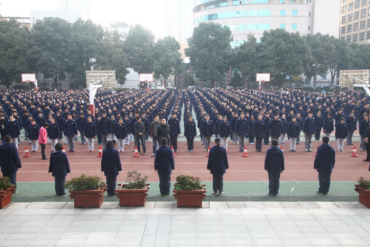 参加晨会的全体师生