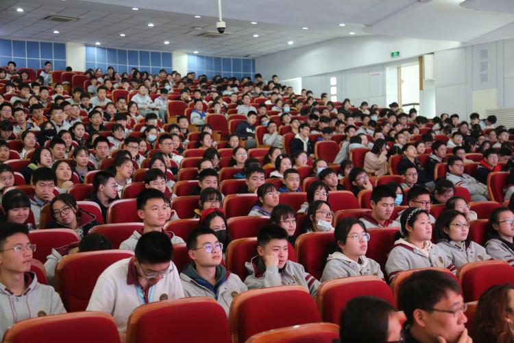 同学们认真聆听雨花英烈故事