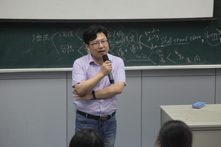 机器人校本课程、 社团指导教师顾晓春带领学生体验机器人校本课程