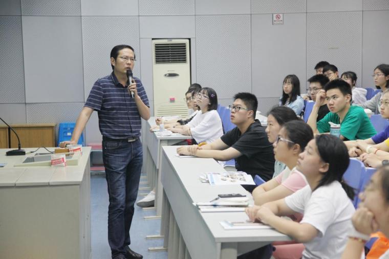 数学教研组长张志军老师主讲高中数学学习建议