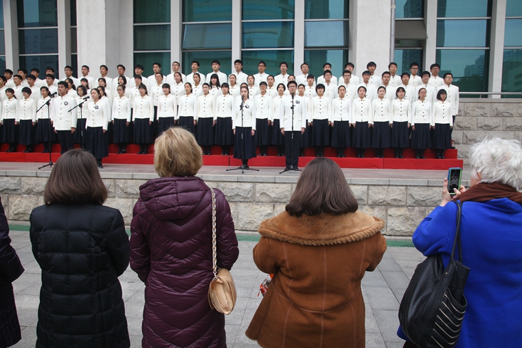 学生们在朗诵《和平宣言》