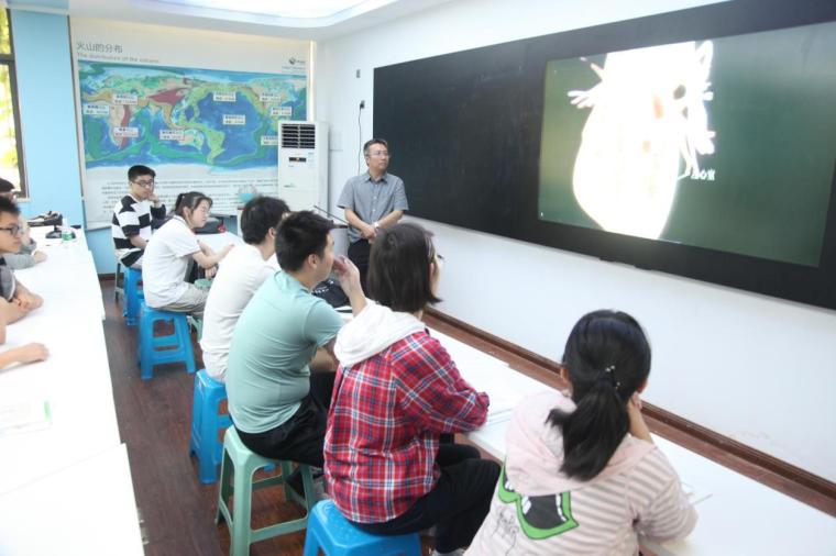 地理教研组长、南京市猎户星光基地负责人臧锋老师带领学生参观地理课程基地