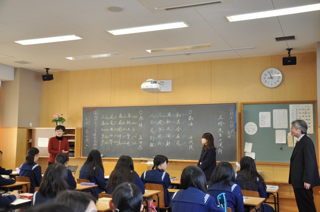 沈常美老师向日本学生介绍中国学生的学习生活情况