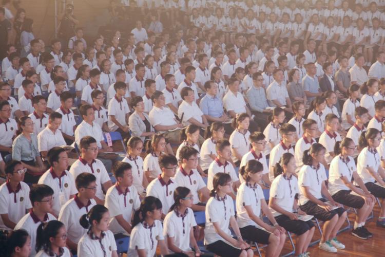 省市领导和同学们一道观看“开学第一课”