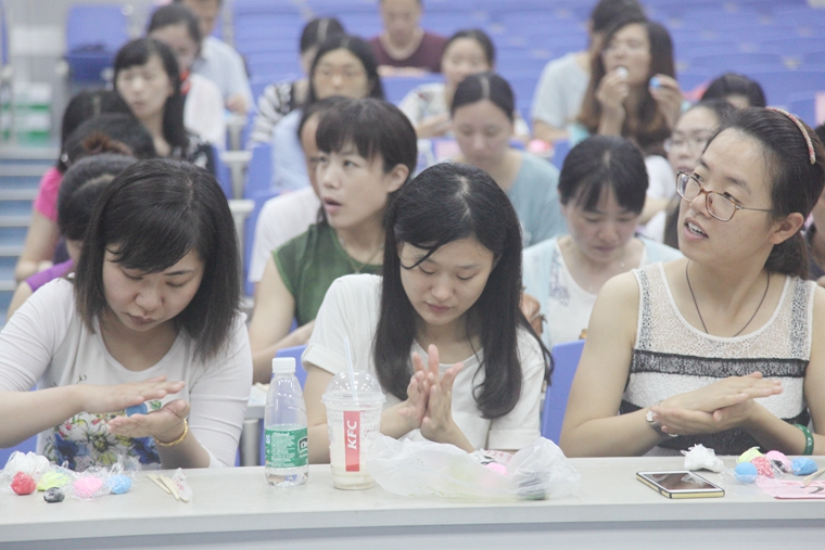 学员们认真学习捏泥人