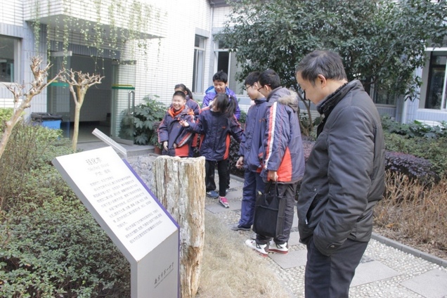 来自三中文昌校区的师生参观学校的古生物地质陈列馆