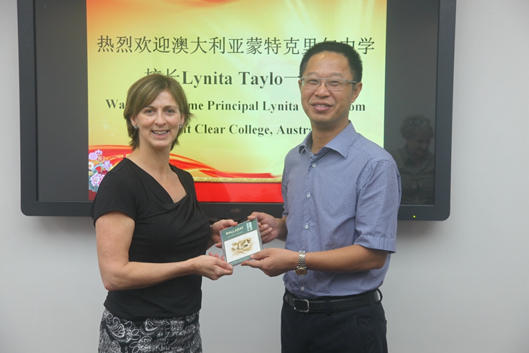 Lynita Taylor校长向尤小平校长赠送DVD