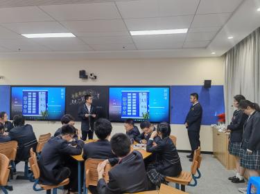 高一5班学生聚精会神听老师和家长寄语