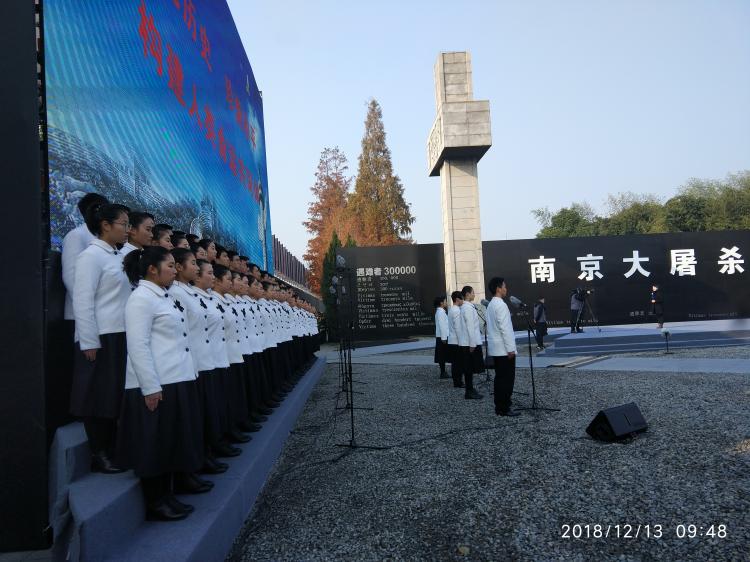 昂首挺胸的朗诵学生