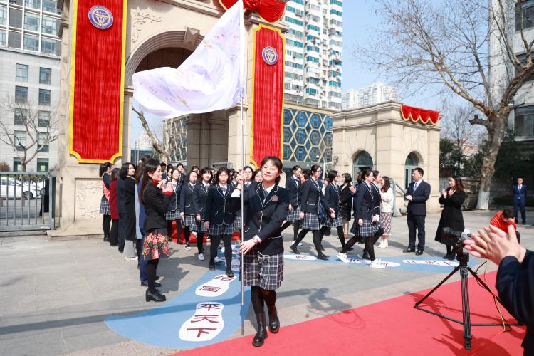 高三学子步入中门