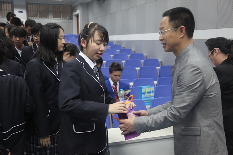 尤小平校长向高一AP班学生赠送礼物