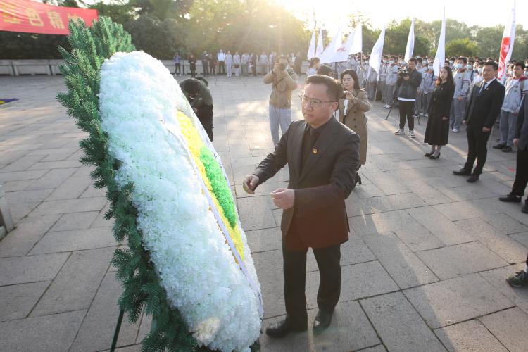 缅怀先烈，校长朱焱整理花圈挽联