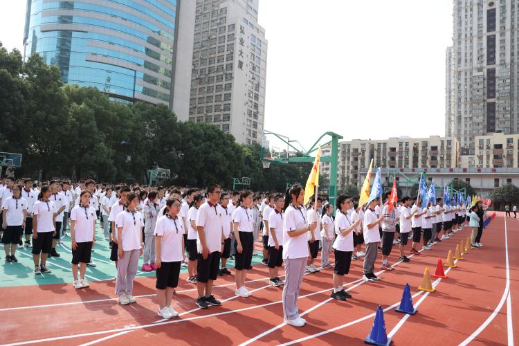 .全体师生参加开学典礼