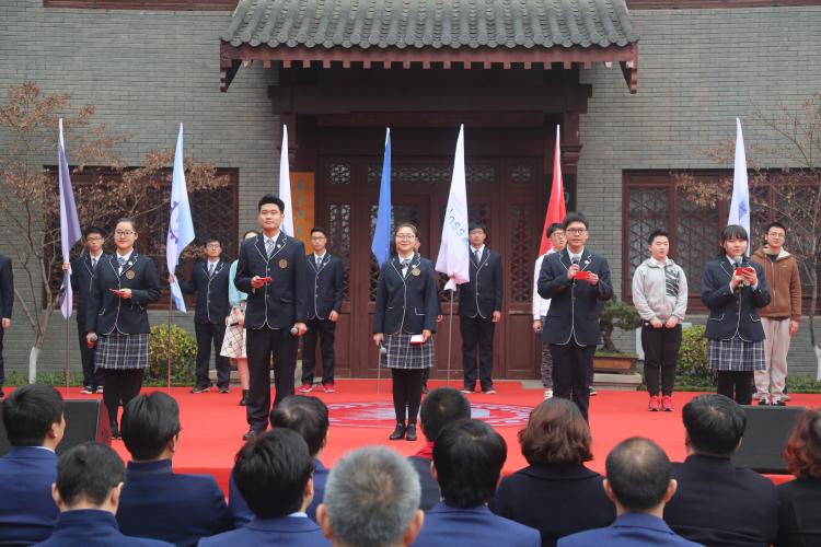 隆重的成人仪式在主持学生的宣告中结束