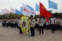 南京一中师生祭扫雨花台烈士陵园