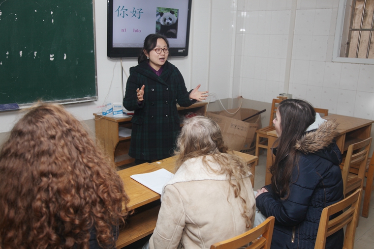 孙晓蓉老师在给荷兰学生上汉语课