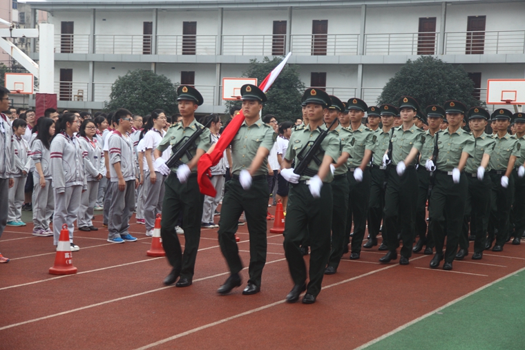 临汾旅仪仗队官兵威武雄壮走进会场