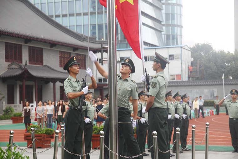 临汾旅仪仗队官兵在举行升旗仪式