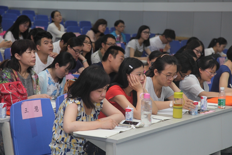 南京市学科带头人包旭东老师做《名著赏析》专题讲座现场