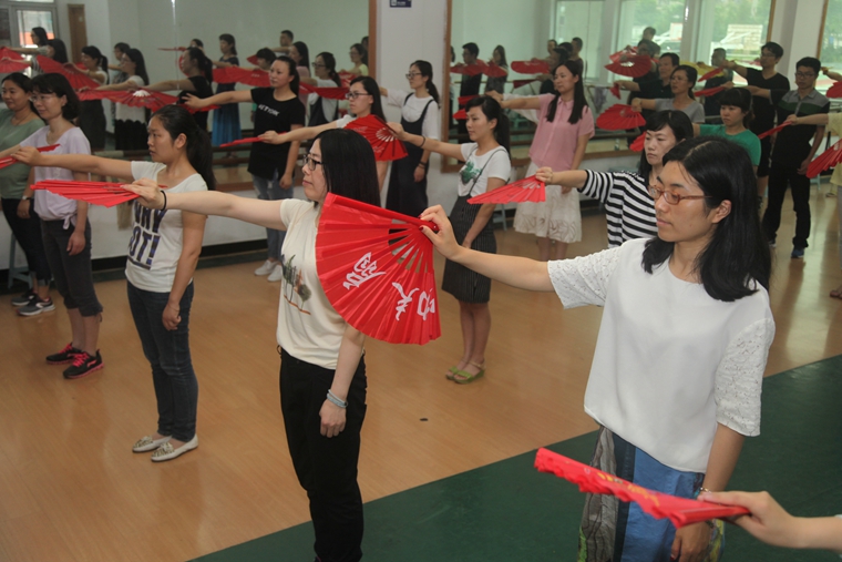 学员们认真学习功夫扇