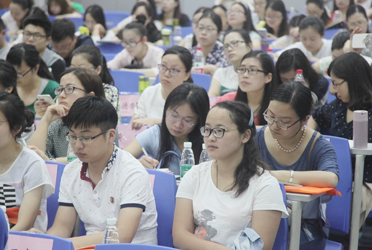 学员们认真聆听钱玉莲教授《国际汉语教师标准》讲座