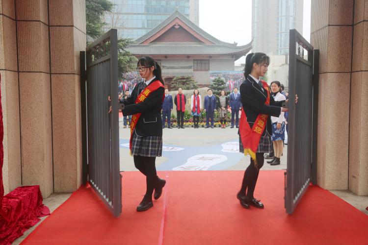 在18声钟声之后，南京一中开启中门迎接成人学子