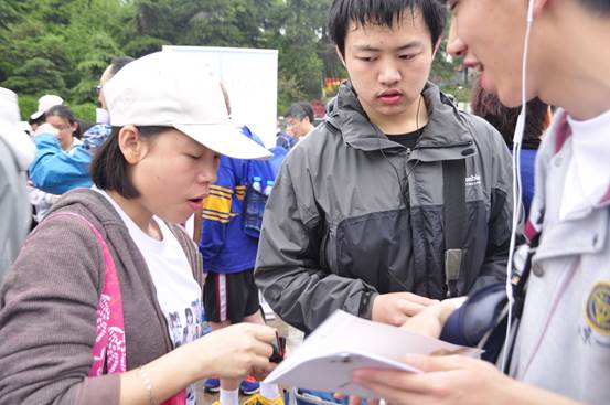 班主任曹老师在给学生盖章