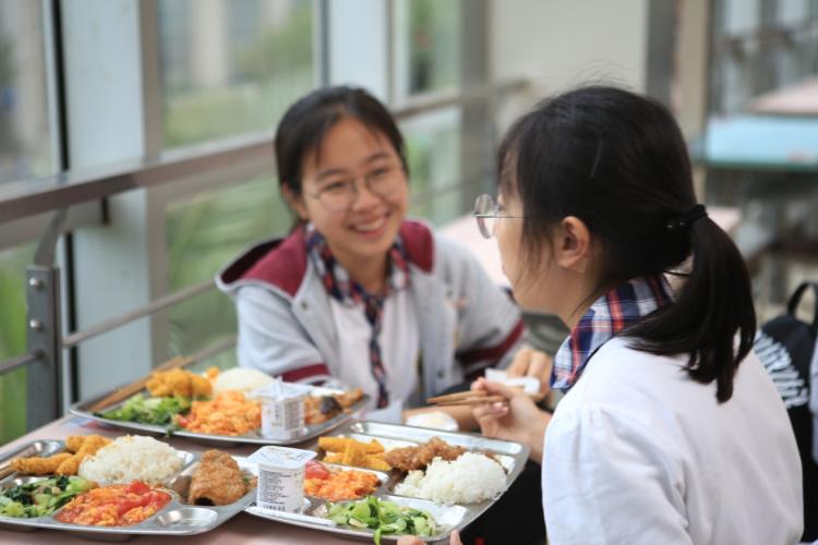 学生在复旦大学食堂体验大学的午餐