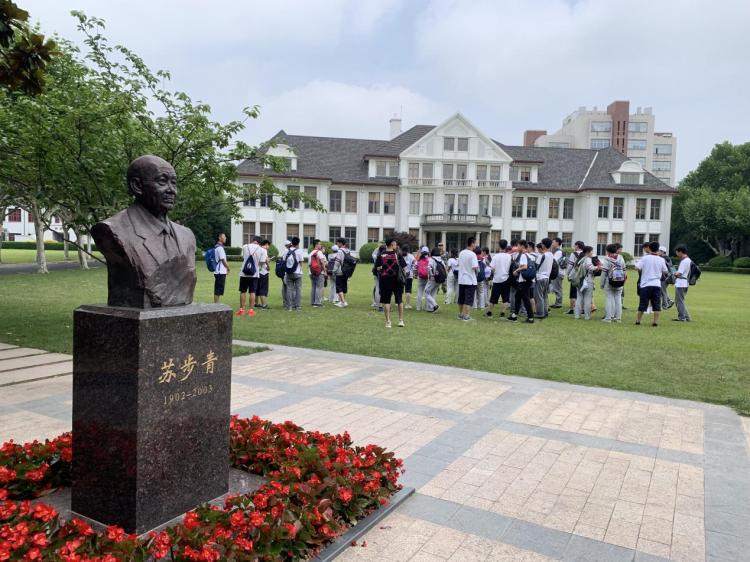 学生在“小白宫”数学楼前参观